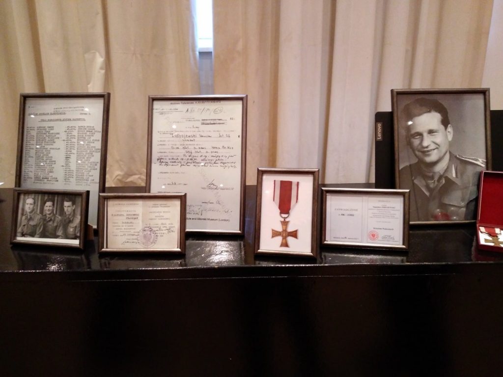 Uroczyste przekazanie emblematu Krzyża Walecznych sierż. St. Zdrojewskiego