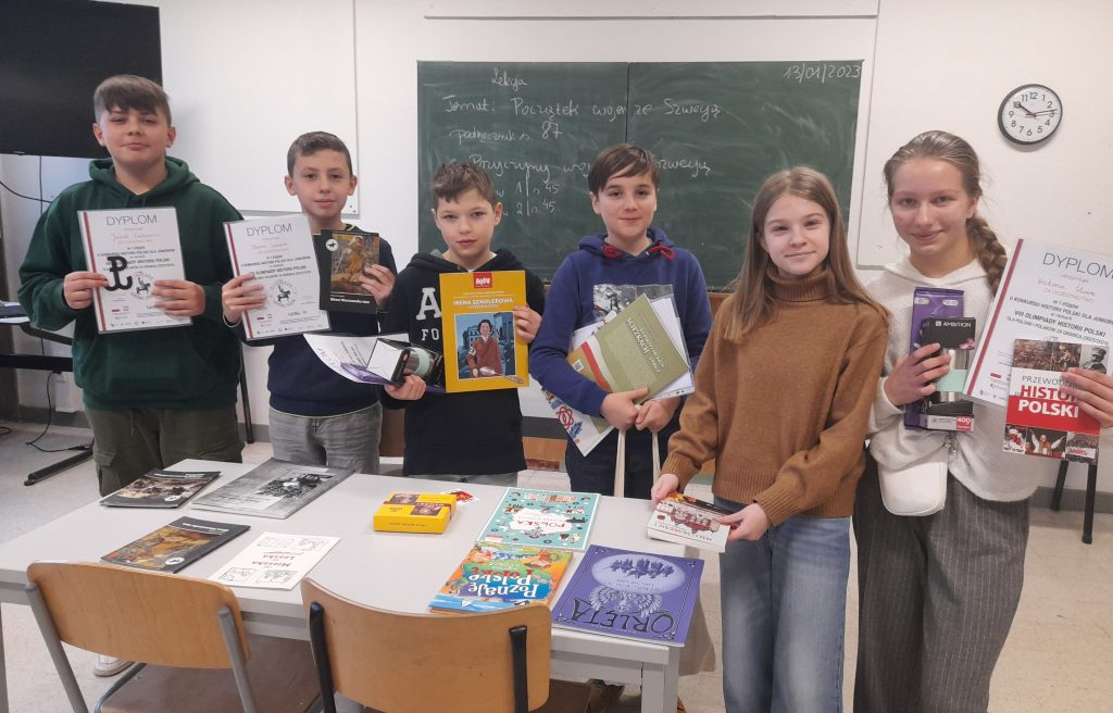 Wręczenie nagród uczniom biorącym udział w Konkursie i Olimpiadzie Historii Polski.
