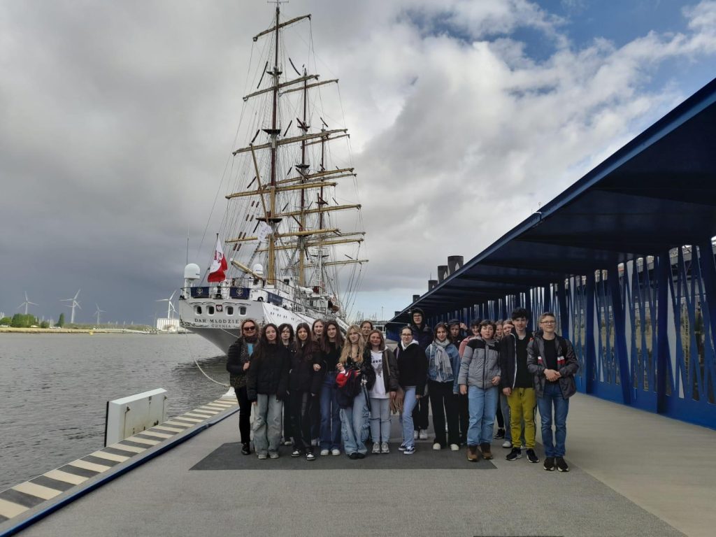 Wizyta młodzieży Szkoły Polskiej na statku: „Dar Młodzieży”.