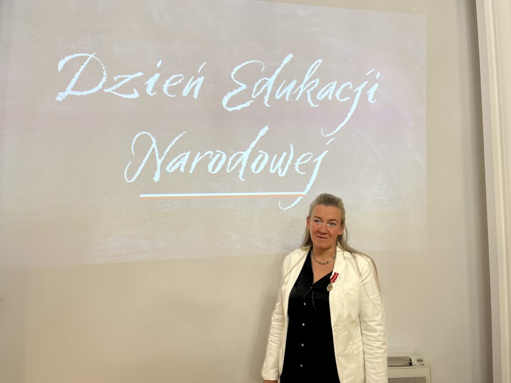 Gratulacje dla Pani Elżbiety Dymacz, odznaczonej Medalem KEN