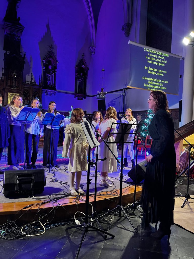 Koncert kolęd w wykonaniu scholi w Kościele Braci Mniejszych Kapucynów.