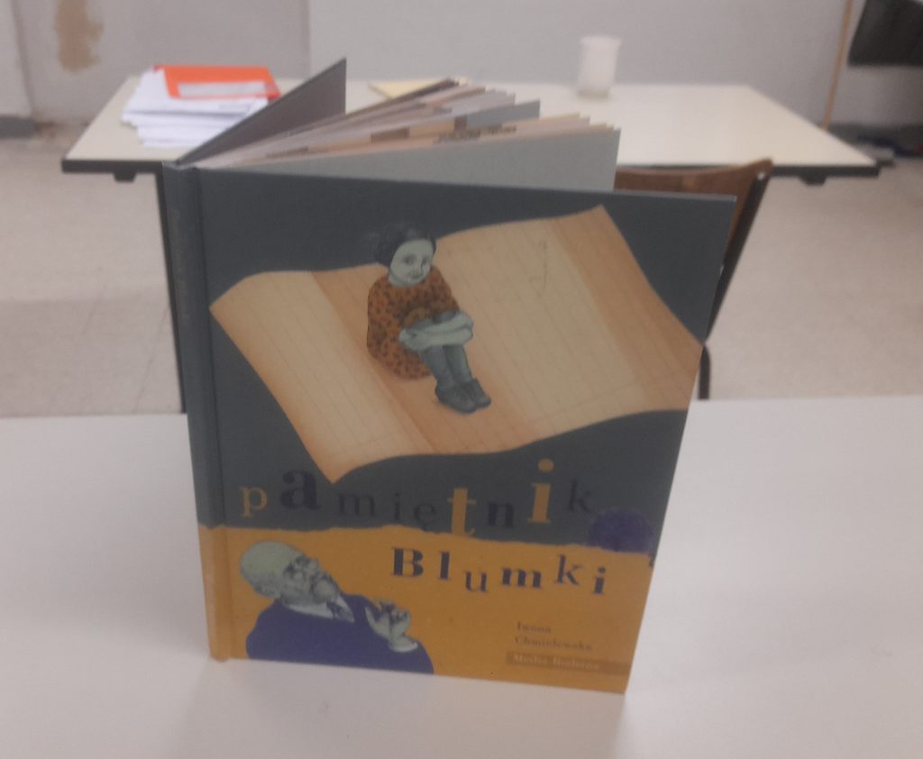 Klasa 8A uczciła Dzień Pamięci Ofiar Holocaustu w nietypowy sposób – otóż przez pisanie pamiętnika