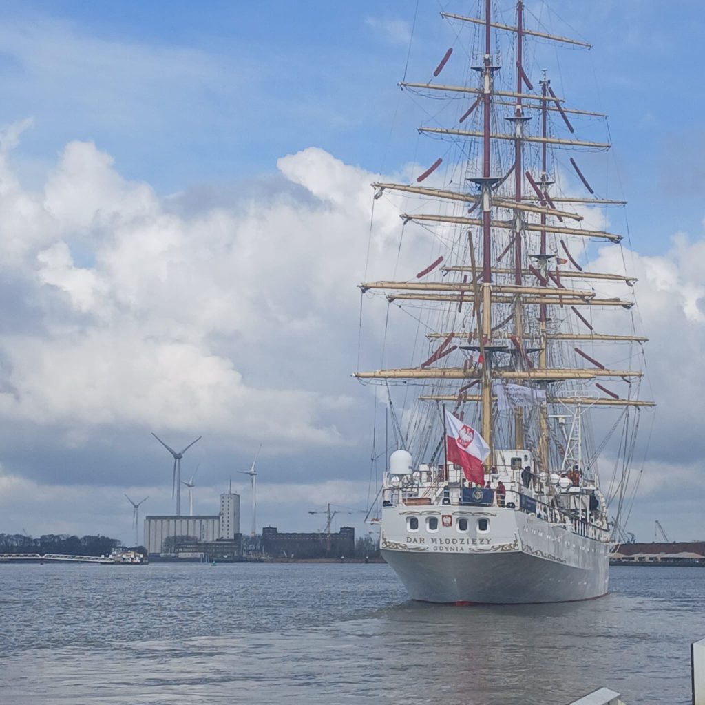 Pożegnanie „Daru Młodzieży” przez uczniów liceum