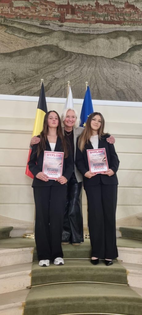 Finał Dyktanda Polonijnego. Z ogromną dumą prezentujemy nasze licealistki.